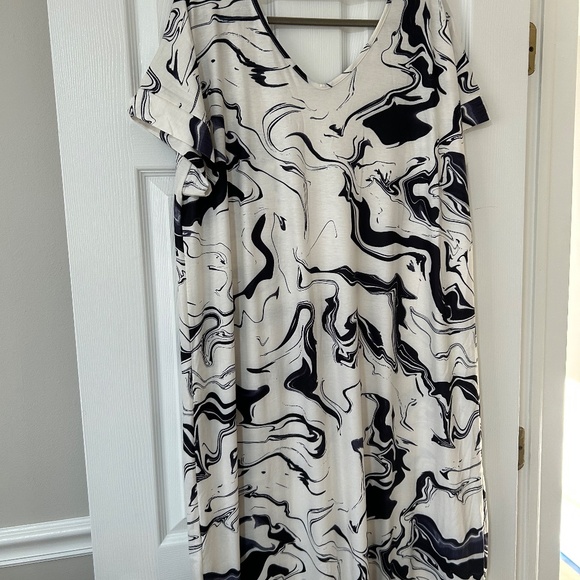 LuLaRoe Macy dresses, NWT, XL, Burgundy floral and Black/white marble - Picture 5 of 16